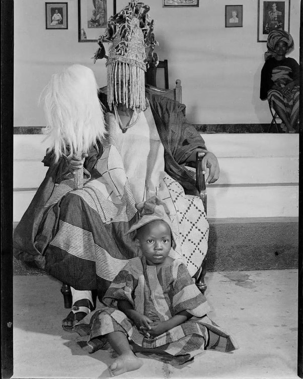 Alaafin and son, Oyo. Circa: 1950s
